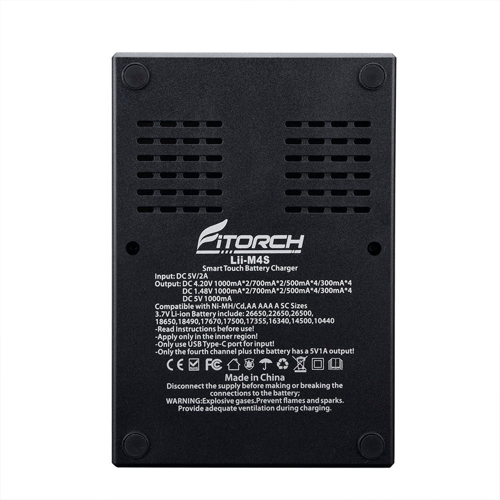 Rückansicht der FITORCH USB-C Ladestation mit 4 Slots und Touchscreen, mit technischen Daten, Ein- und Ausgabeinformationen, Warnhinweisen und Lüftungsschlitzen auf der schwarzen Oberfläche.