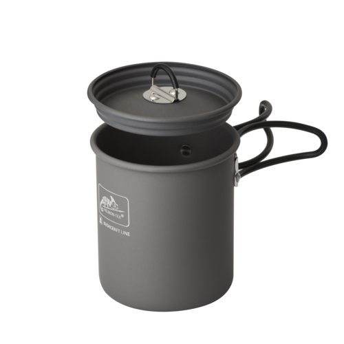 Ein HELIKON-TEX Camp Cup in Grau mit Deckel und faltbaren schwarzen Henkeln, mit Markenlogo und Schriftzug auf weißem Hintergrund - ideal als Outdoor-Becher oder Camping-Tasse für Ihr nächstes Abenteuer.
