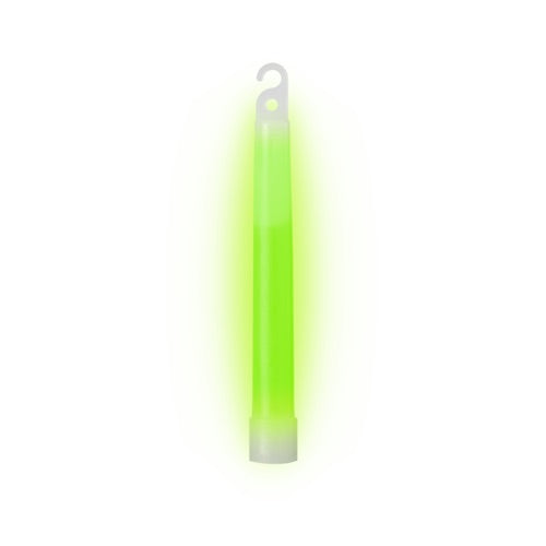 Der HELIKON-TEX Lightstick 6" - Green leuchtet hellgrün mit weißem Haken und Kappe und eignet sich daher perfekt als Notbeleuchtung im Freien vor einem weißen Hintergrund.