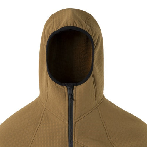 Eine Nahaufnahme des HELIKON-TEX Patriot PRO Fleece - Coyote zeigt den durchgehenden Frontreißverschluss, die hochgezogene Kapuze mit ovaler Gesichtsöffnung und das gitterartige Gewebe für ein windabweisendes Gefühl.
