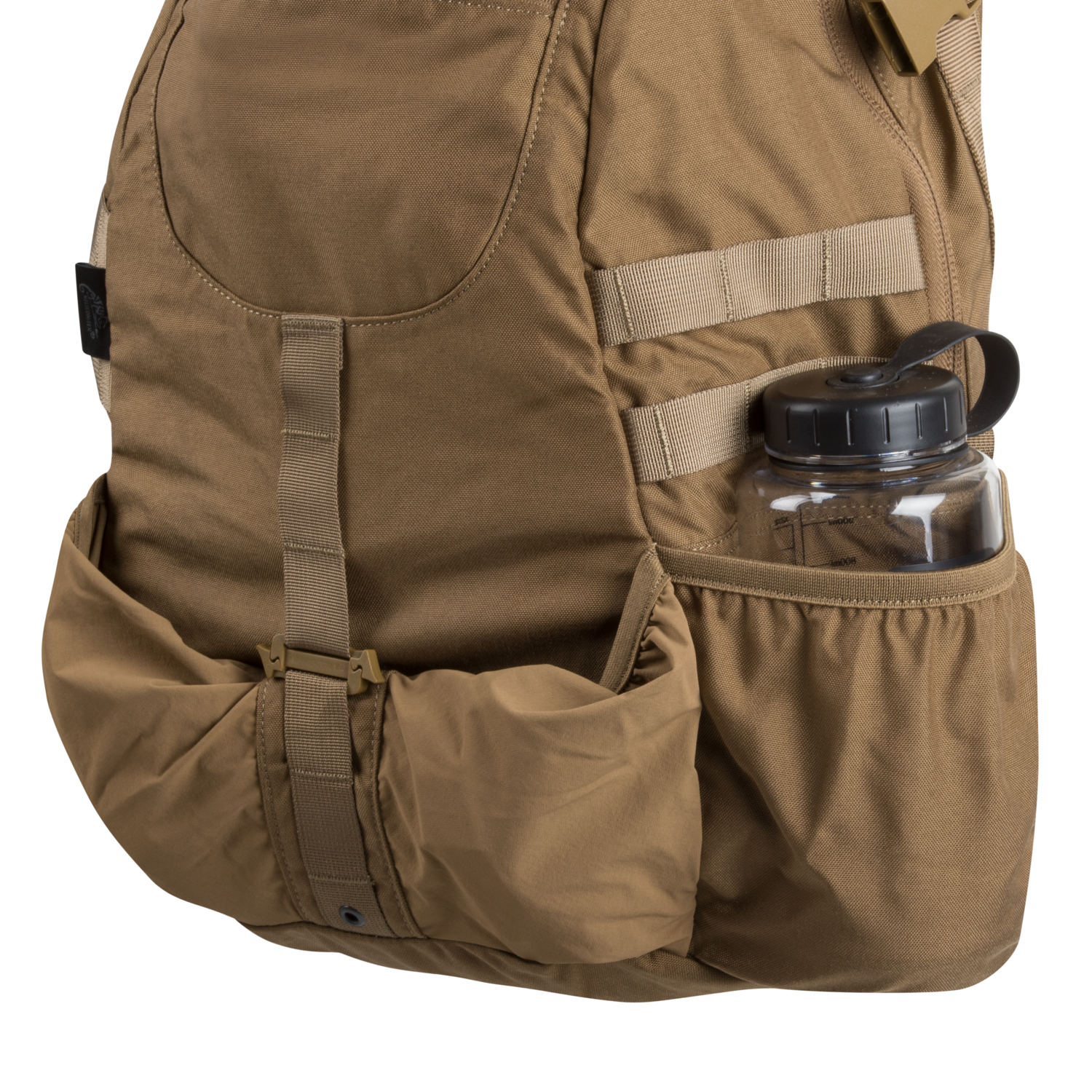 Nahaufnahme des HELIKON-TEX Raider Backpack® in Adaptive Green mit einer Front- und einer Seitentasche für eine durchsichtige Wasserflasche, beigen Gurtbändern und einem vielseitigen Einsatzsystem, alles vor einem weißen Hintergrund.