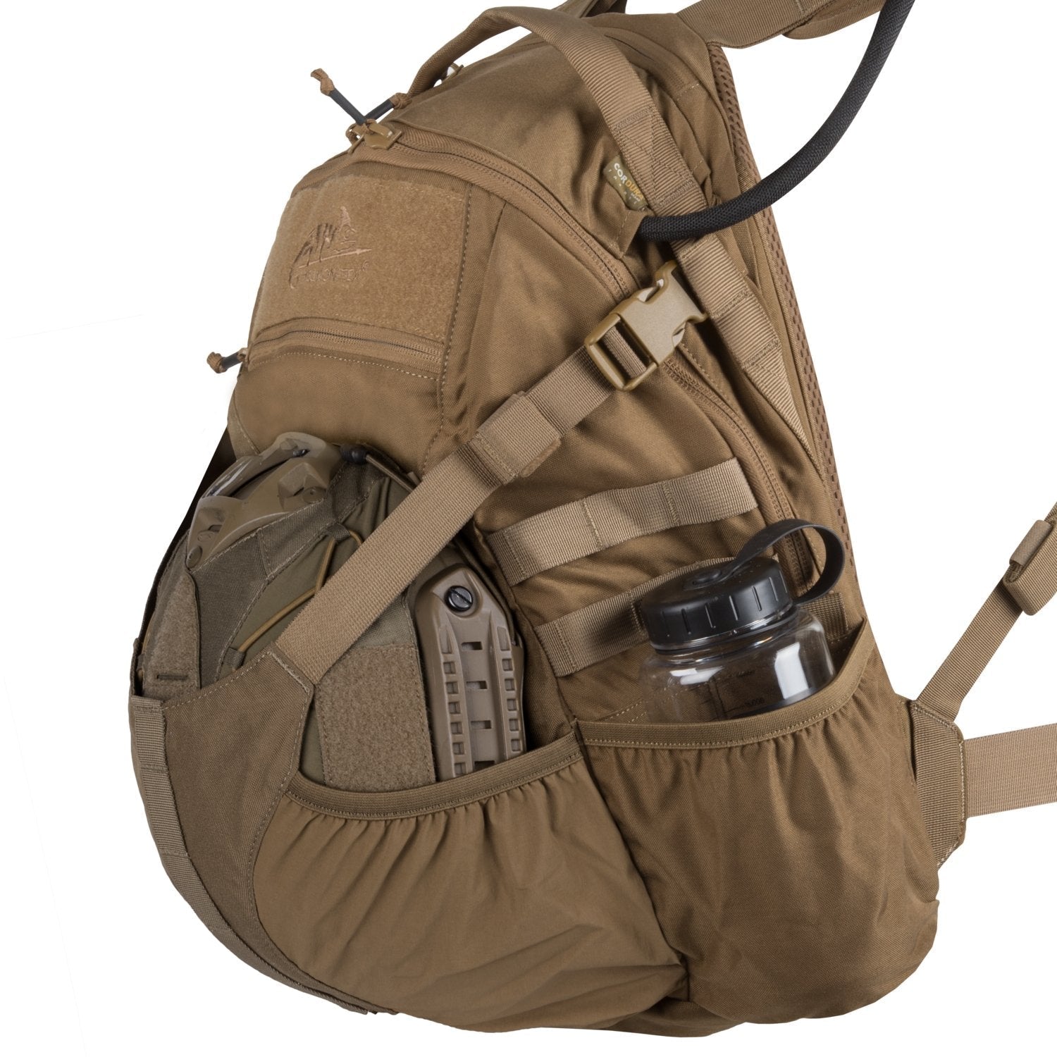 Ein hellbrauner HELIKON-TEX Raider Backpack® mit Seitentaschen für eine Wasserflasche und Ausrüstung, mehreren Gurten, Reißverschlüssen, Fächern und einem vielseitigen Einsatzsystem - ideal für den Einsatz im Freien oder beim Militär.