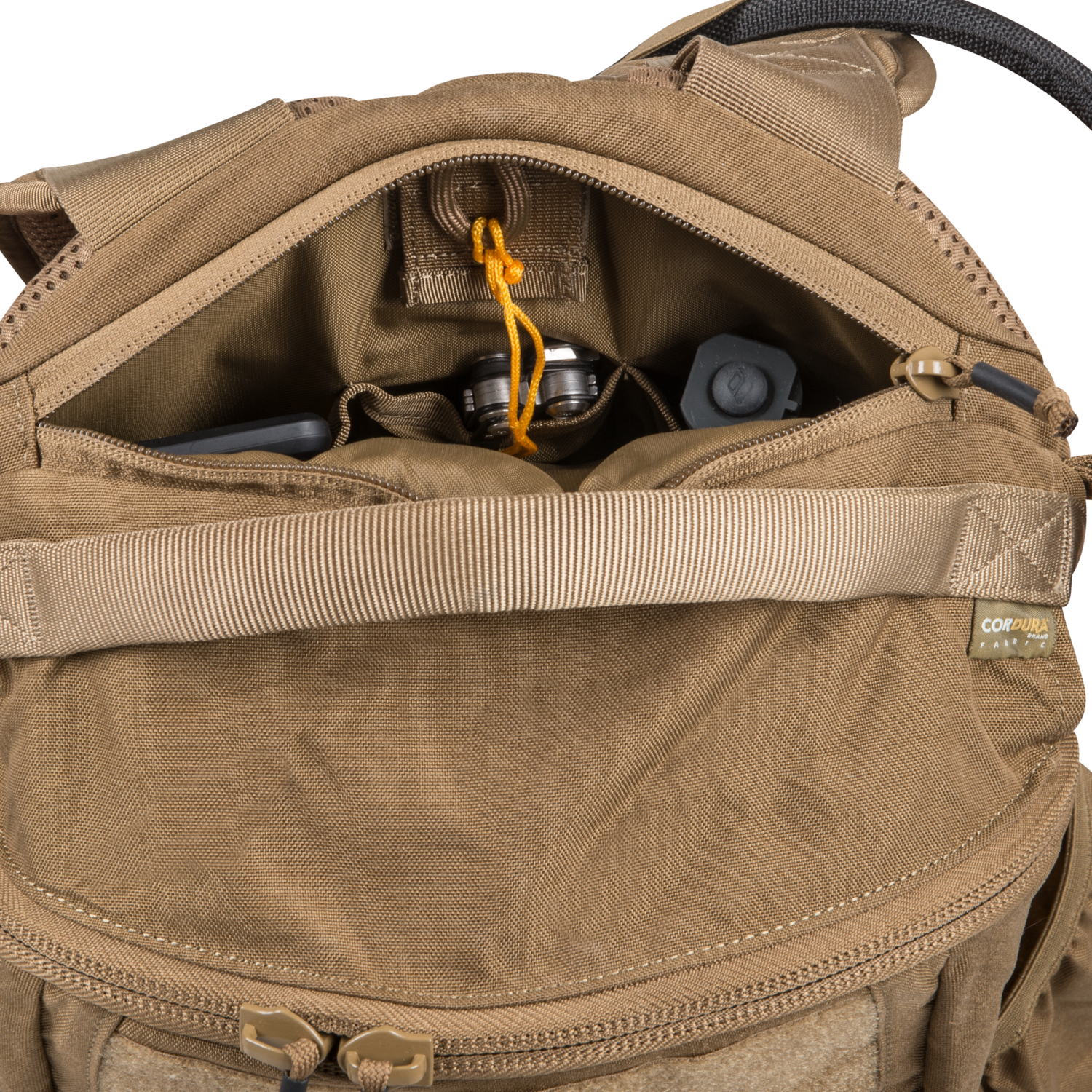 Ein hellbrauner HELIKON-TEX Raider Backpack®, dessen oberes Fach geöffnet ist, enthält eine mit einer gelben Kordel gesicherte Trinkflasche aus Edelstahl und zwei kleine graue Gegenstände, die das vielseitige Einsatzsystem für individuell anpassbaren Stauraum unterstreichen.