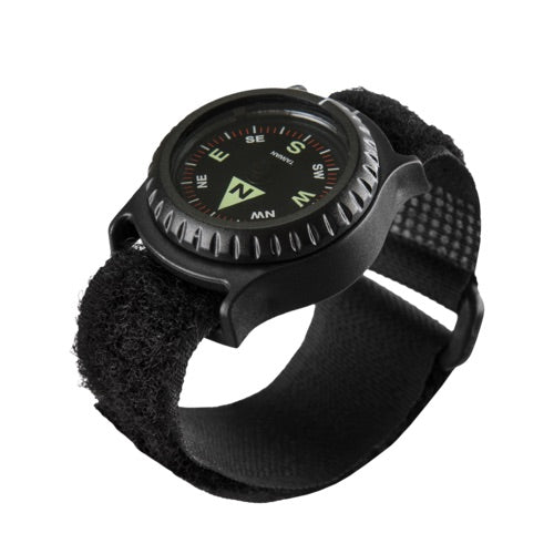 Ein schwarzer HELIKON-TEX Helikon-Tex T25 Armbandkompass mit einem runden Ziffernblatt mit Himmelsrichtungen und Gradangaben ist an einem schwarzen, verstellbaren Klettband befestigt, das auf einem weißen Hintergrund dargestellt ist.