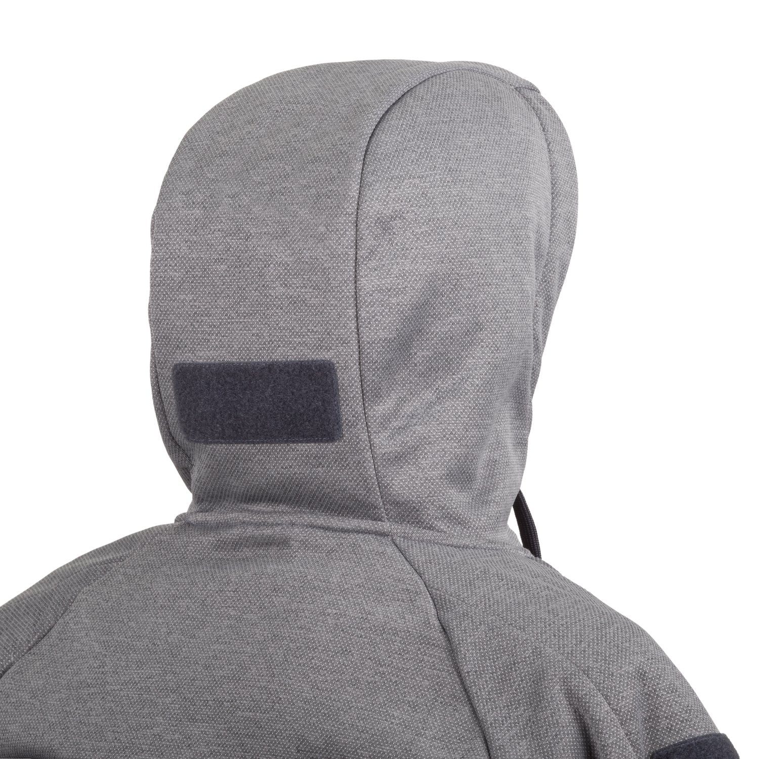 Eine Nahaufnahme des HELIKON-TEX Urban Tactical Hoodie (FullZip)® in Melange Black-Grey zeigt einen dunklen rechteckigen Aufnäher auf der Kapuze, mit strukturiertem Stoff und einer erhöhten Kapuze für einen modernen, urbanen Stil.