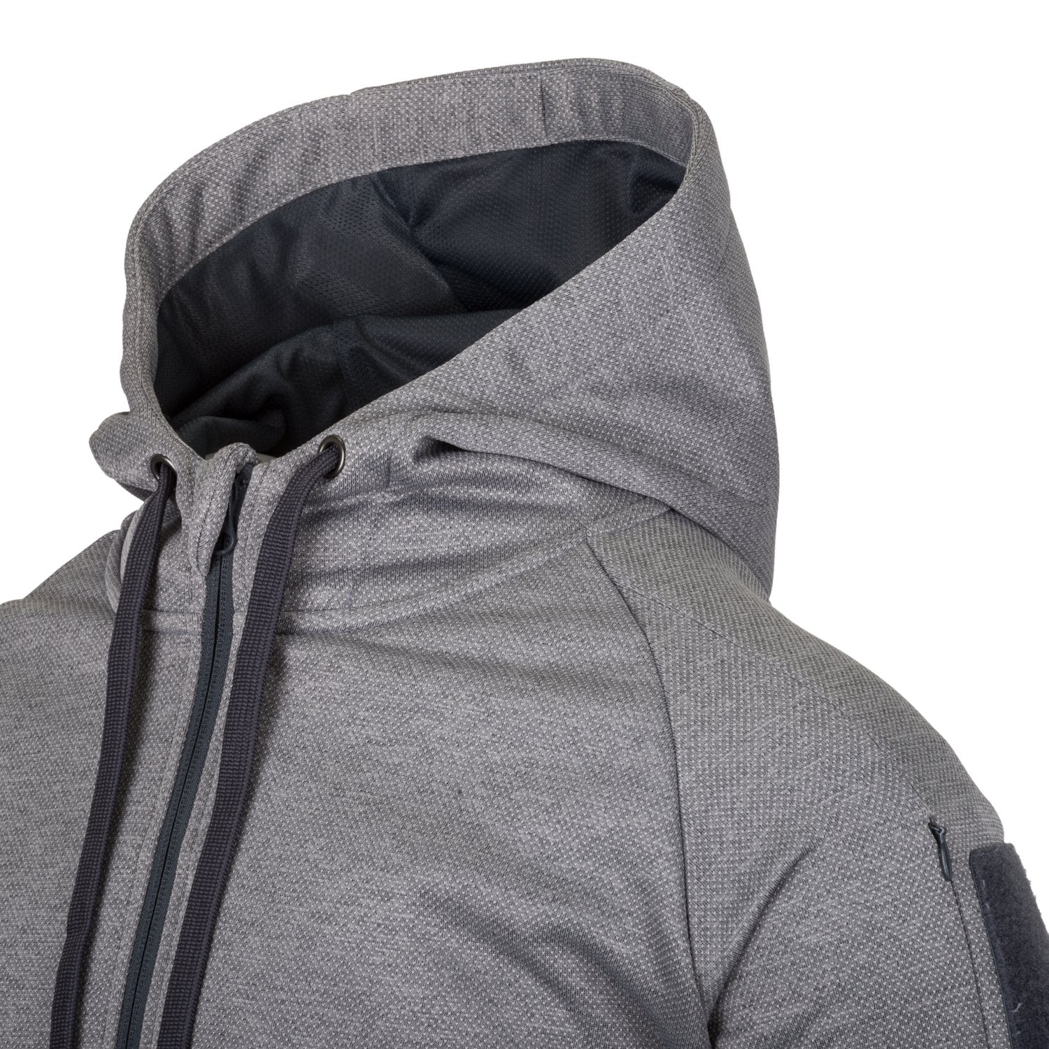 Nahaufnahme eines HELIKON-TEX Urban Tactical Hoodie (FullZip)® in Melange Grey, mit strukturiertem Stoff, schwarzen Kordelzügen, dunklem Innenfutter und einem Ärmelaufnäher, dargestellt an einer gesichtslosen Schaufensterpuppe.