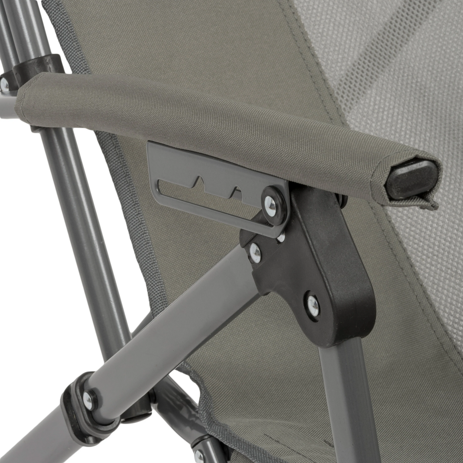 Nahaufnahme des Highlander Campingstuhls Balvenie von HIGHLANDER OUTDOOR. Hervorzuheben sind die Armlehne, der robuste Metallrahmen, die verstellbare Rückenlehne und die teilweise sichtbare Sitzfläche und Rückenlehne aus Stoff.