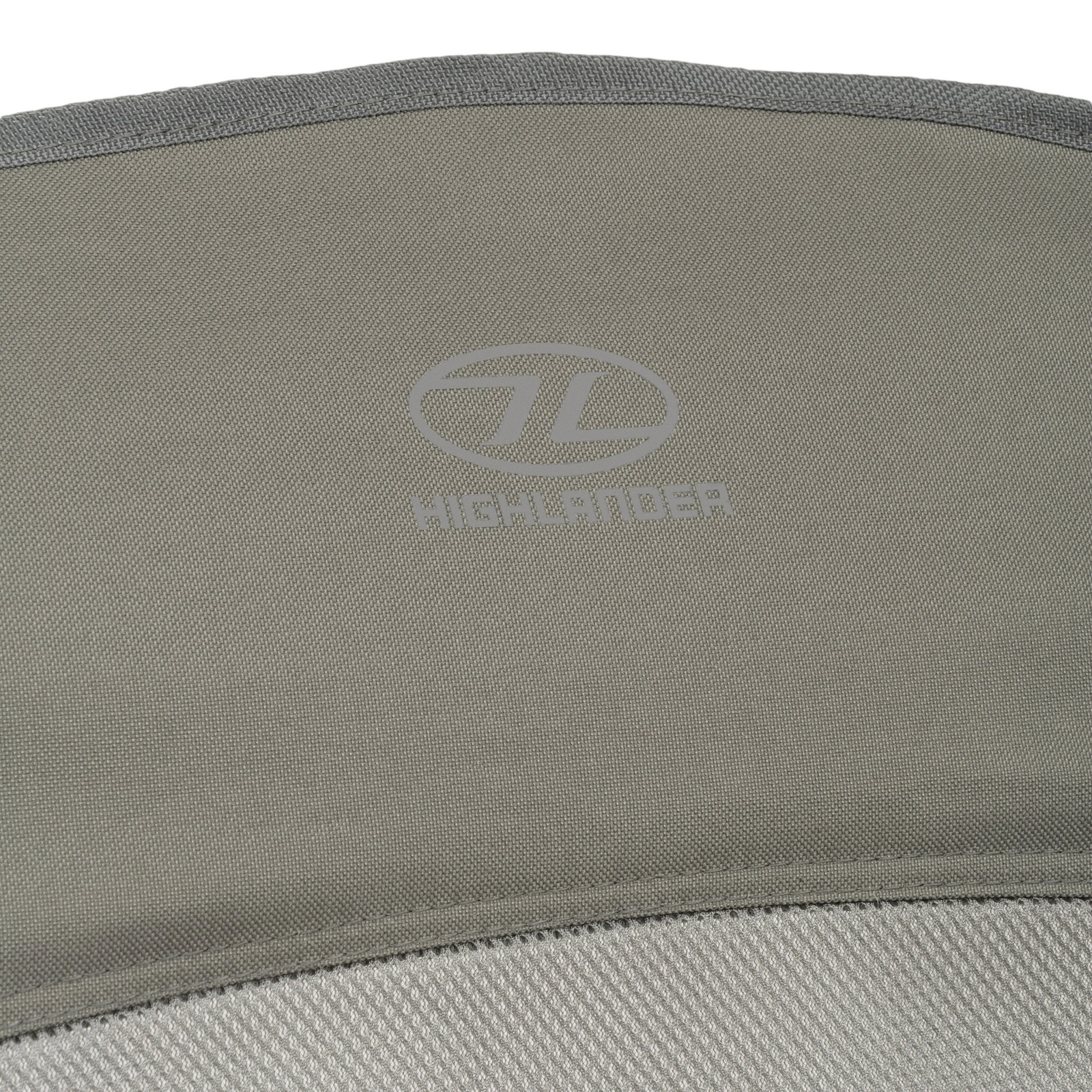 Nahaufnahme einer grauen Stoffoberfläche mit dem HIGHLANDER OUTDOOR-Logo und -Schriftzug, wahrscheinlich vom Highlander Campingstuhl Balvenie - perfekt für Outdoor-Abenteuer.