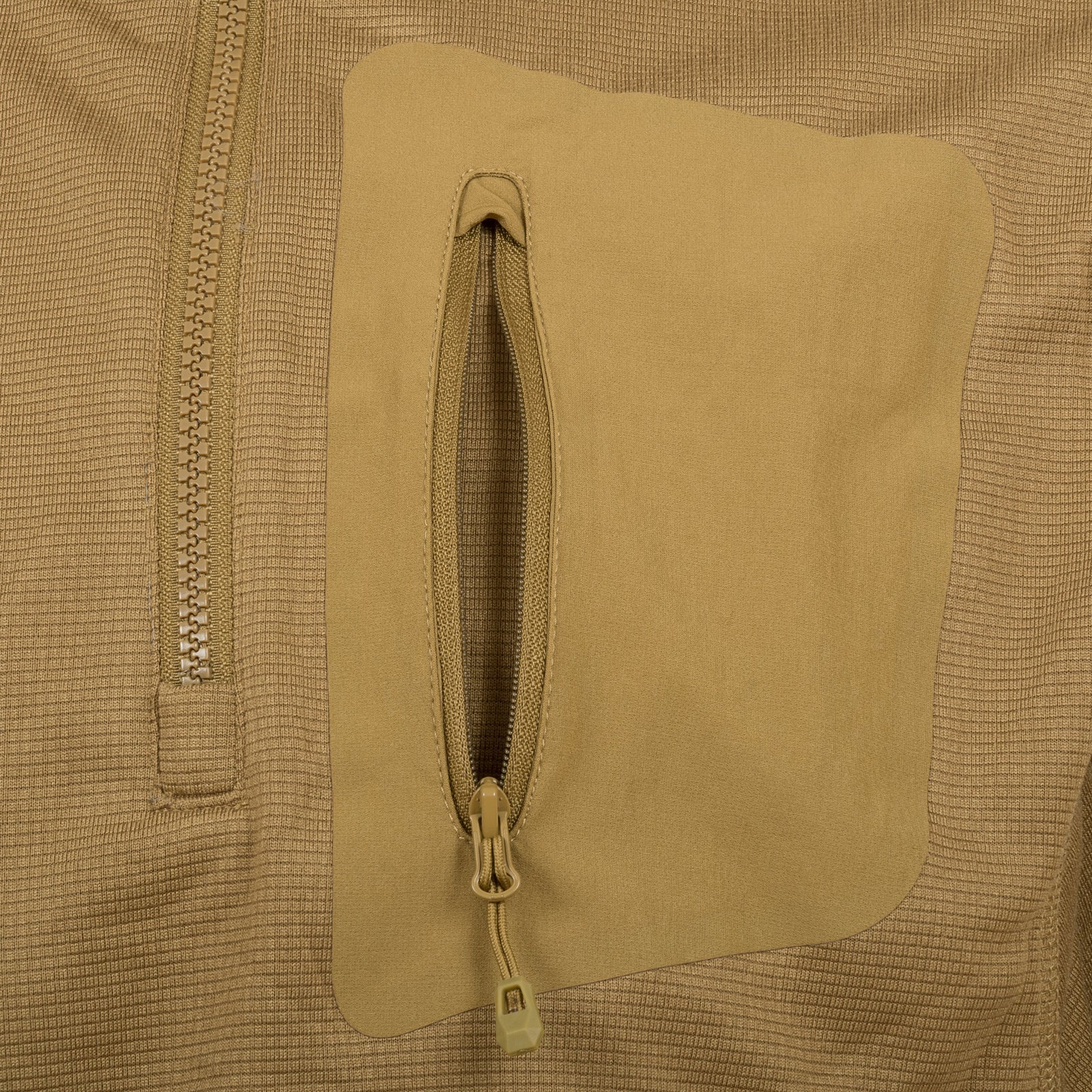 Nahaufnahme des HIGHLANDER FORCES Tactical Hirta Fleece in Coyote Tan mit einer vertikalen Reißverschlusstasche, einem horizontalen Reißverschluss mit Zuglaschen und einem strukturierten Gittermuster für verbesserte taktische Vielseitigkeit.