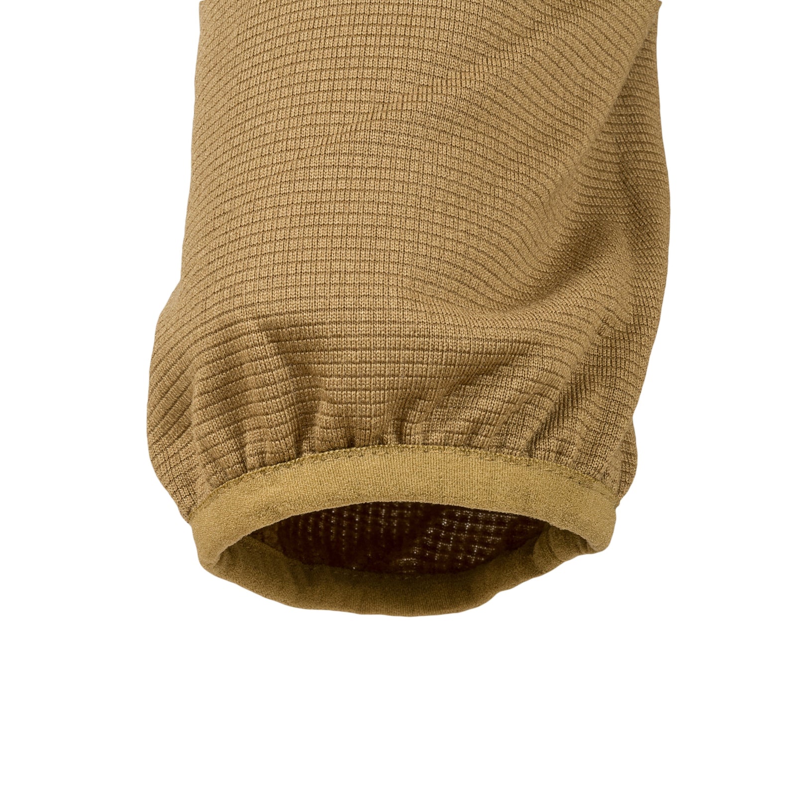 Nahaufnahme der Manschette der HIGHLANDER FORCES Highlander Forces Tactical Hirta Fleece - Coyote Tan, die den strukturierten Stoff und das elastische Band am Handgelenk hervorhebt.