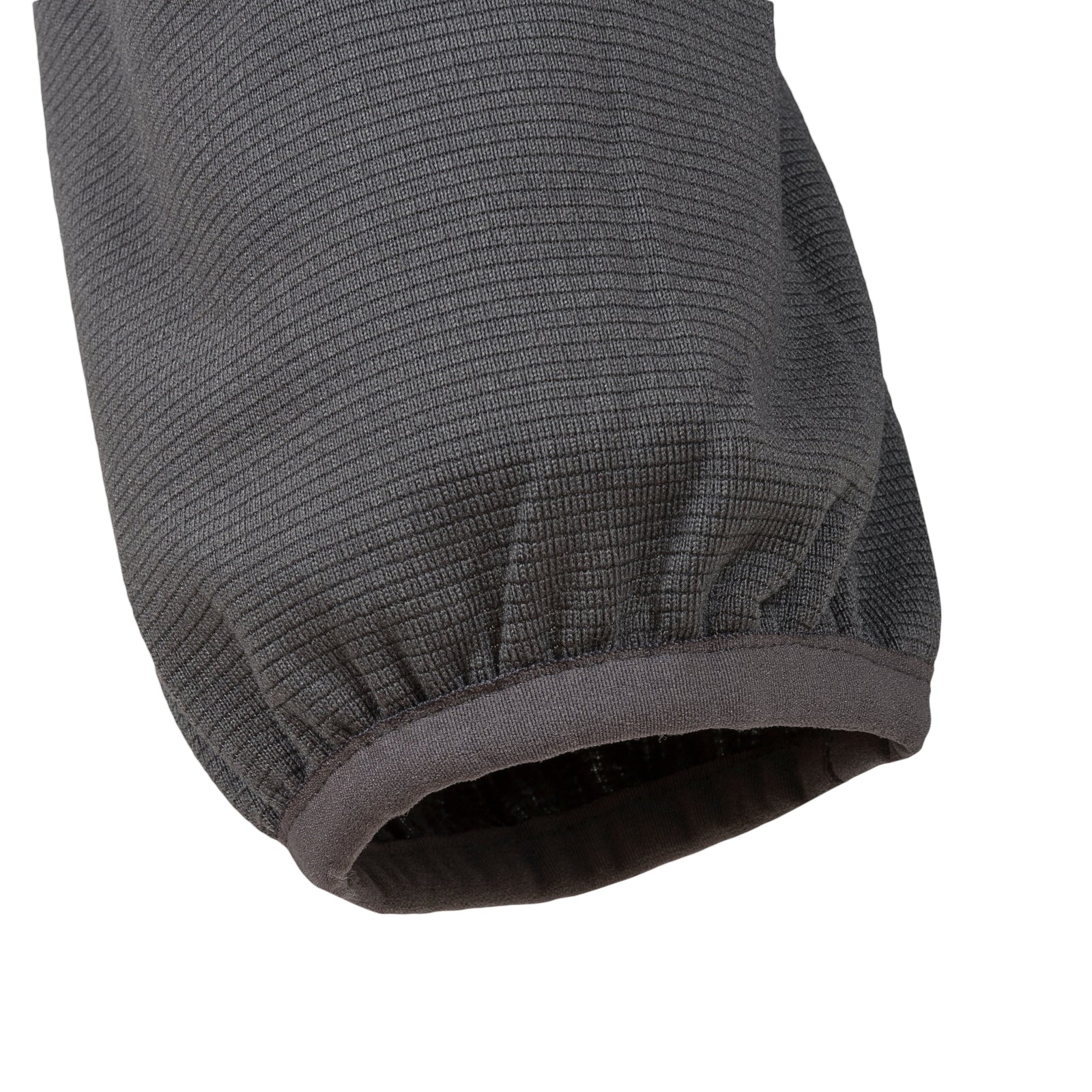 Eine Nahaufnahme des elastischen Ärmelbündchens des HIGHLANDER FORCES Tactical Hirta Fleece in Dunkelgrau, die das strukturierte Gewebe hervorhebt, isoliert auf weißem Hintergrund.