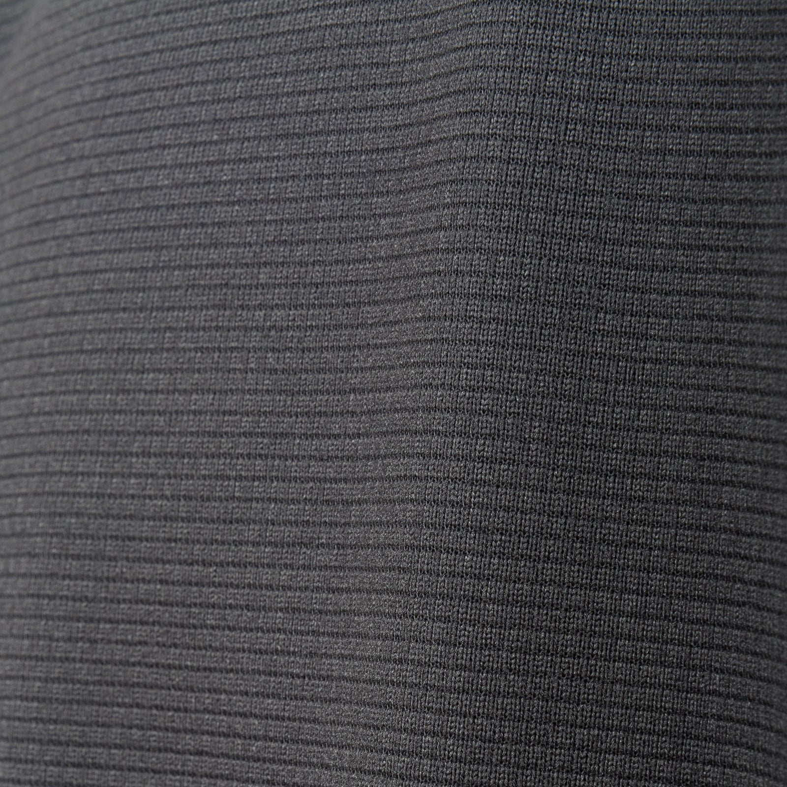 Nahaufnahme des Highlander Forces Tactical Hirta Fleece - Dark Grey von HIGHLANDER FORCES, die die weiche, subtil gerippte horizontale Textur mit feinen, gleichmäßigen Linien und einer leicht dehnbaren Oberfläche zeigt.