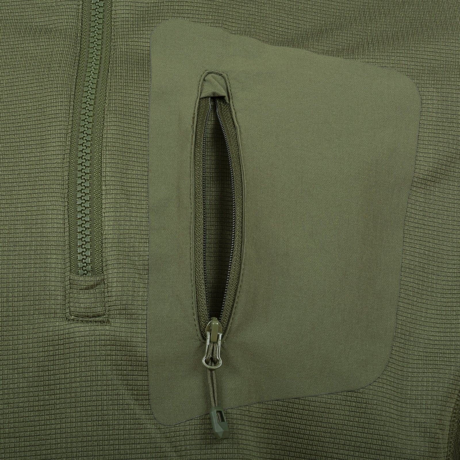 Nahaufnahme eines HIGHLANDER FORCES Highlander Forces Tactical Hirta Fleece in Olivgrün, mit einer vertikalen Reißverschlusstasche, sichtbarer Gitterstruktur und einem teilweise offenen Hauptreißverschluss.