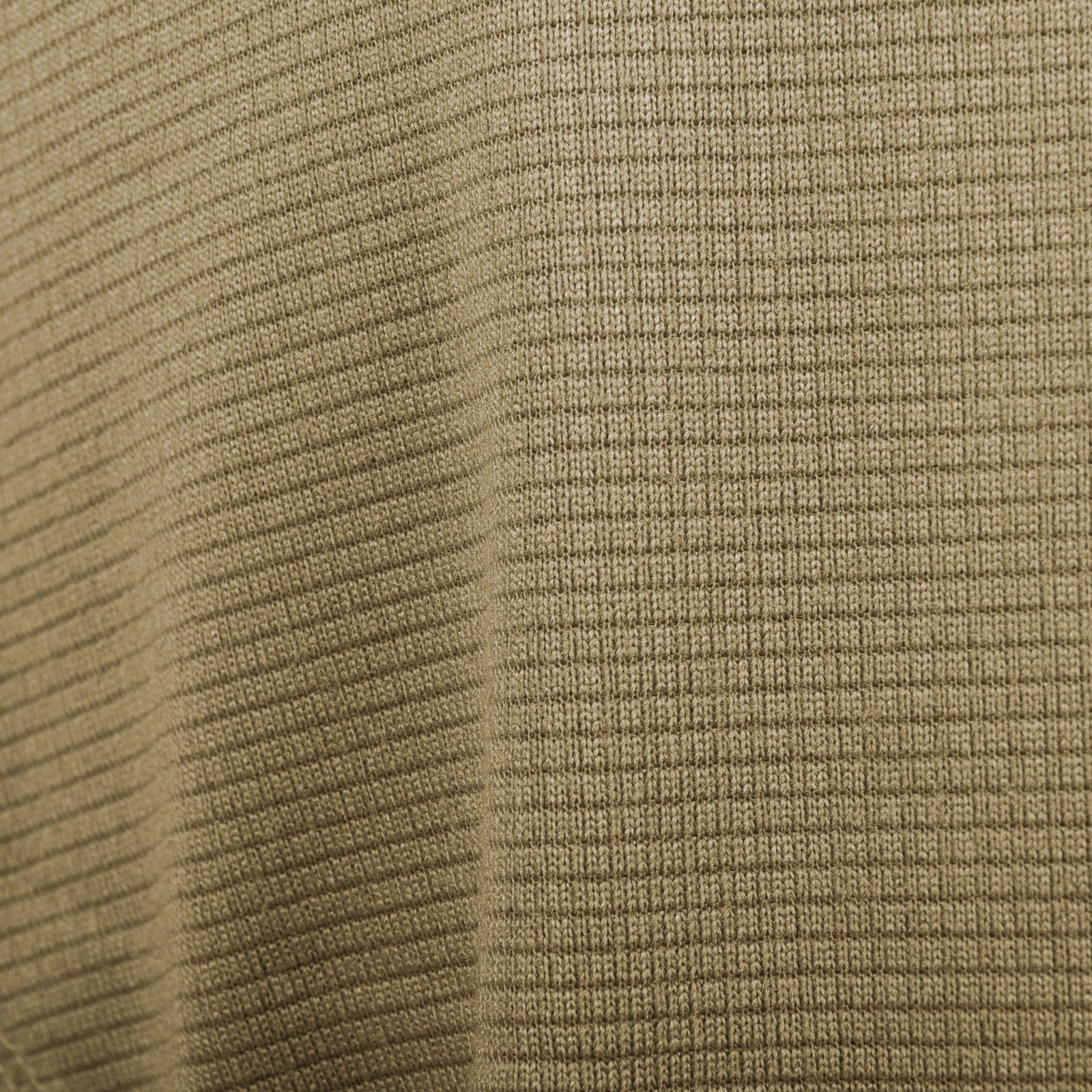 Nahaufnahme des rangergrünen gerippten Stoffes mit einer subtilen gitterartigen Struktur, die an das HIGHLANDER FORCES Tactical Hirta Fleece erinnert. Feine vertikale und horizontale Linien akzentuieren dieses weiche, leicht dehnbare Material.