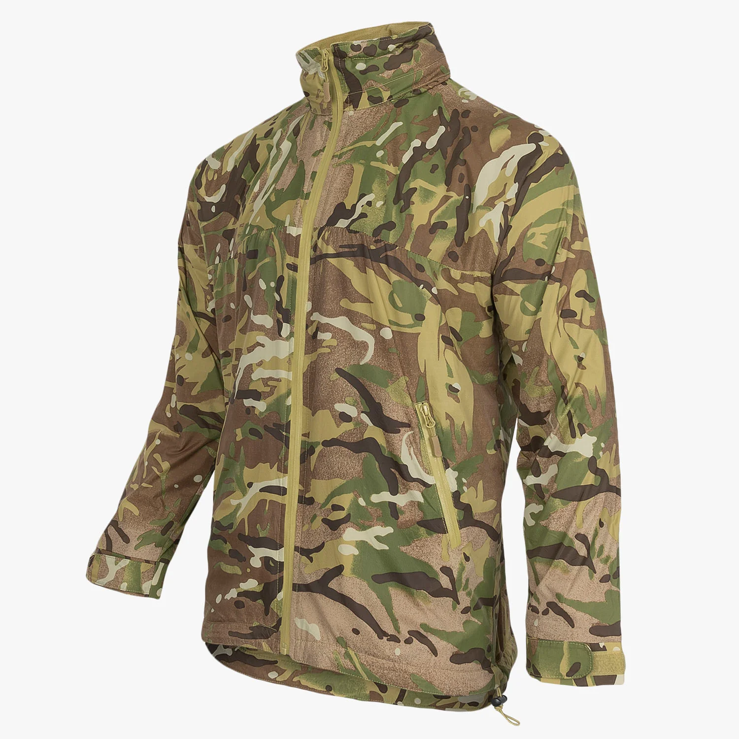 Der HIGHLANDER FORCES Highlander Halo Full Zip Tactical Smock in Ranger Green hat ein leichtes Design, einen hohen Kragen, einen durchgehenden Reißverschluss auf der Vorderseite sowie Brust- und Seitentaschen mit Reißverschluss.