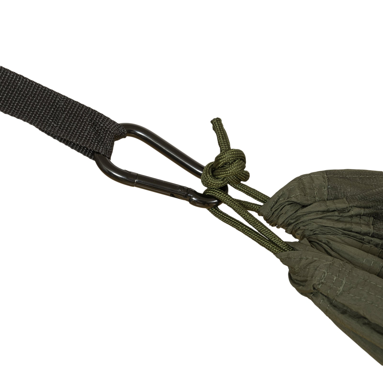 Nahaufnahme einer grünen Highlander Hängematte Hängematte Crusader Waterproof von HIGHLANDER FORCES, die mit einem schwarzen Karabiner und Gurt befestigt ist. Hervorzuheben sind die detaillierten Nähte und Knoten, mit denen der Stoff am Karabiner befestigt ist.