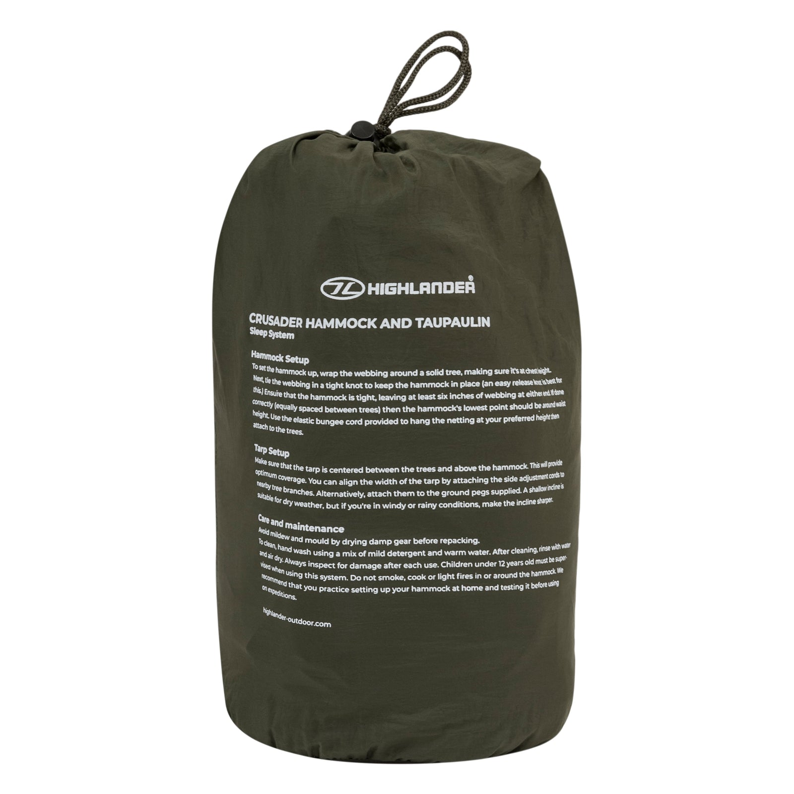 Ein dunkelgrüner Kordelzugbeutel von HIGHLANDER FORCES mit Logo und weißem Text zeigt die Highlander Hängematte Crusader Waterproof Hammock und Tarpaulin im Inneren. Auf der Vorderseite des Beutels sind Anweisungen und Pflegehinweise aufgedruckt.