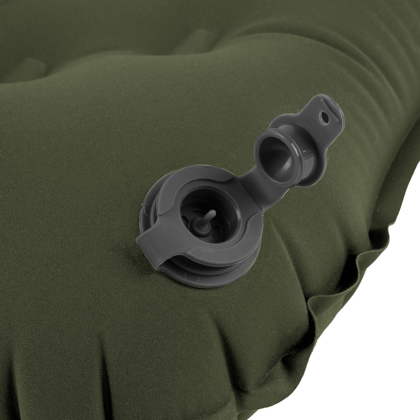 Nahaufnahme des grünen Highlander Luftkissen NAP-PAK Camping Air Pillow von HIGHLANDER FORCES, die das geöffnete schwarze Luftventil mit sichtbarer Kappe und Innenteilen zeigt. Die strukturierte, eingekerbte Oberfläche des Kissens sorgt für zusätzlichen Komfort beim Campingeinsatz.
