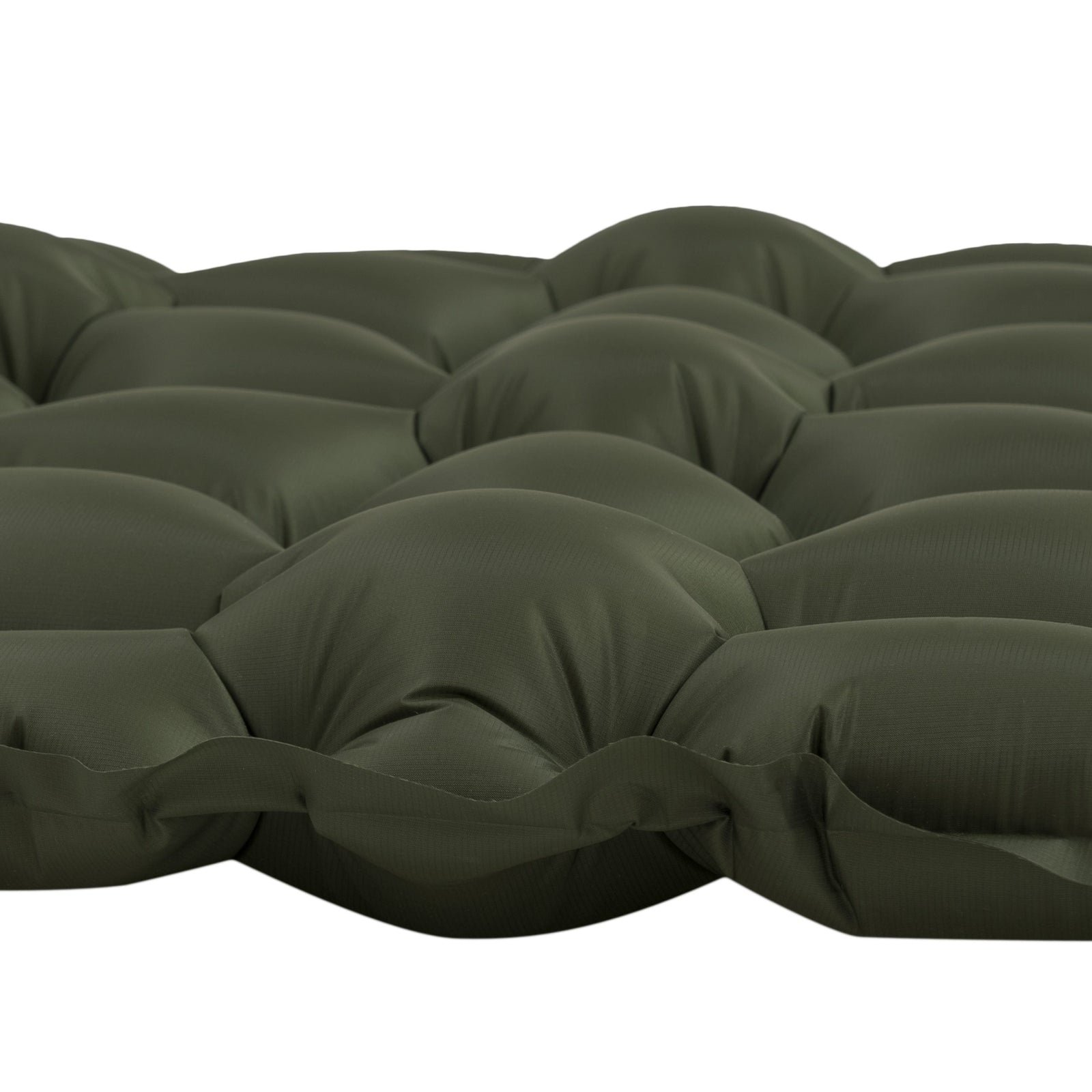 Nahaufnahme der olivgrünen HIGHLANDER FORCES Highlander NAP-PAK Aufblasbare Schlafmatte mit gesteppter, kissenartiger Struktur. Diese ultraleichte Matte ist aus strapazierfähigem Ripstop-Nylon gefertigt und bietet zuverlässigen Outdoor-Komfort.