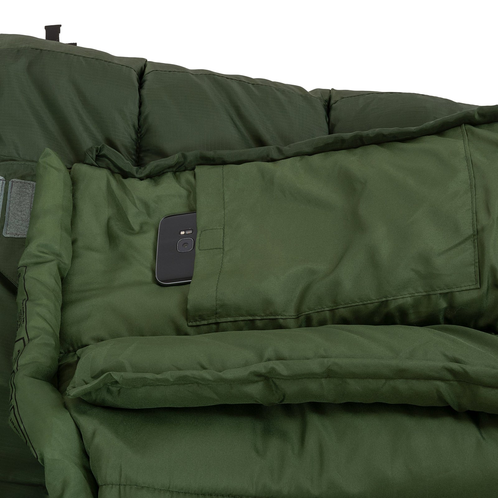 Nahaufnahme eines geöffneten HIGHLANDER FORCES Highlander Schlafsacks Phoenix Ember 250 in Olivgrün mit Innenfutter, gesteppten Isolierpaneelen und einer Innentasche mit Smartphone - ideal als 3-Jahreszeiten-Schlafsack.
