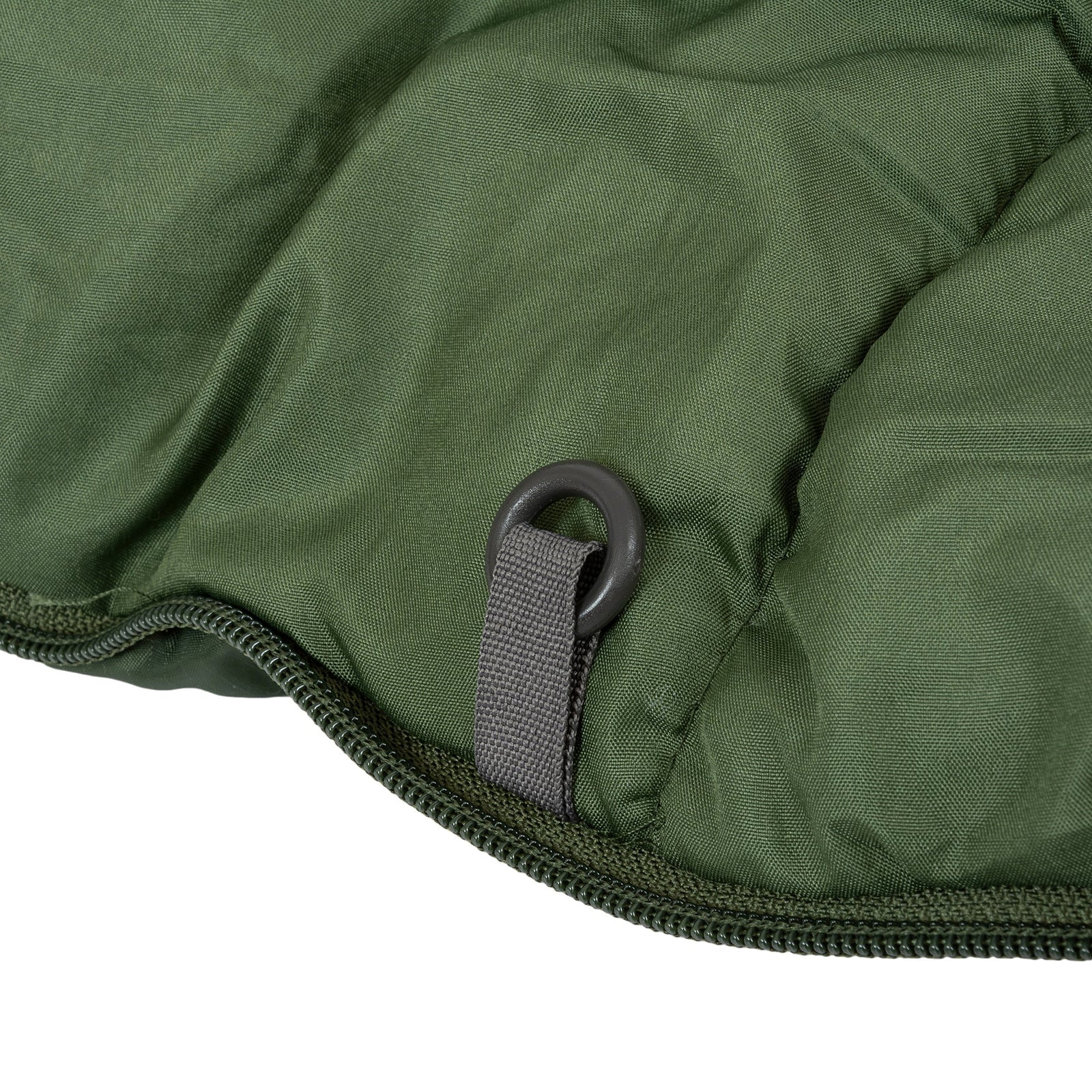 Nahaufnahme des grünen, gesteppten Stoffes des HIGHLANDER FORCES Highlander Schlafsack Phoenix Flame 400, die eine abgesteppte Kante und eine graue Stoffschlaufe mit einem Kunststoffring zeigt.