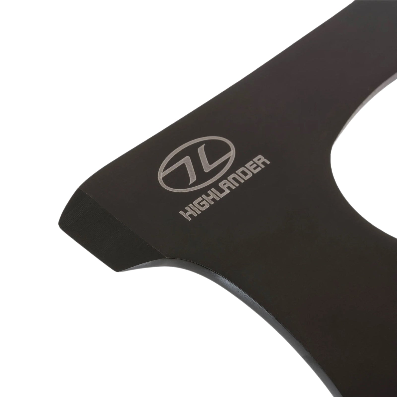 Nahaufnahme eines mattschwarzen Highlander Survival Axt-Metallteils von HIGHLANDER FORCES, das geschwungene Aussparungen und ein eingraviertes ovales Logo mit dem Namen HIGHLANDER FORCES auf der Oberfläche zeigt.