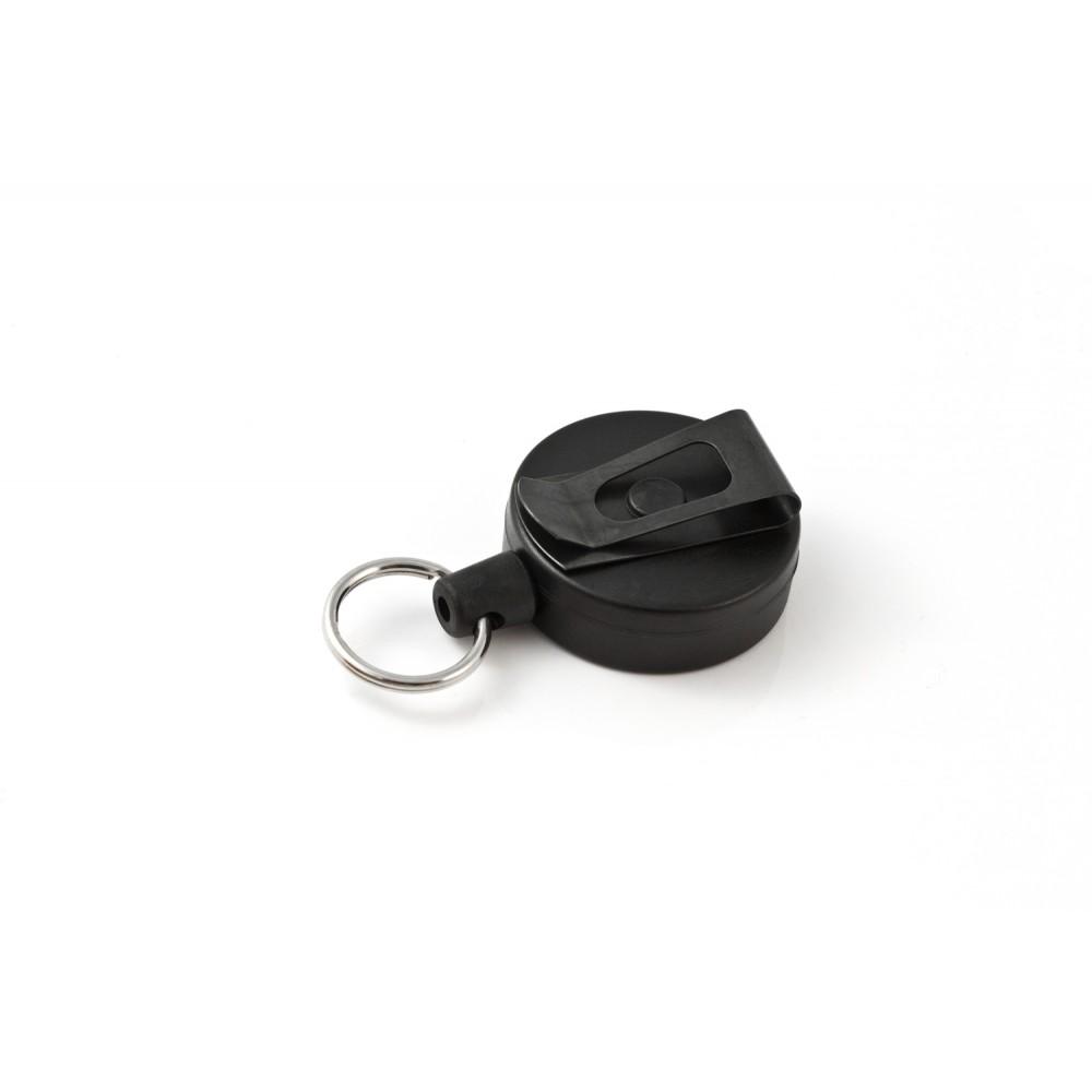 Der KEY-BAK Key-Bak 6 Black Schlüsselhalter ist ein versenkbarer Ausweishalter mit strapazierfähiger Kevlarschnur, Metallschlüsselring und Kunststoffclip. Ideal zum Halten von Schlüsseln. Abgebildet auf weißem Hintergrund.