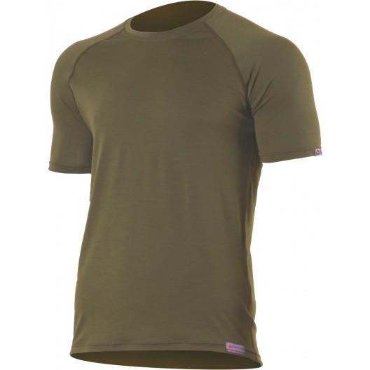 Das LASTING Merino T-Shirt Herren Modell Quido in Dark Olive ist auf einem weißen Hintergrund abgebildet. Dieses schlichte Kurzarmshirt hat einen Rundhalsausschnitt, minimale sichtbare Nähte und keine Grafiken, Logos oder Muster.
