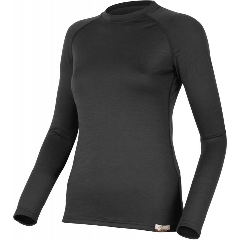 Das LASTING Merinoshirt LS Damen Modell Atila ist ein tailliertes, unifarbenes, schwarzes Langarm-Crewneck aus hochwertigem Merinowolle Funktionsunterhemd, das auf weißem Grund für ein elegantes, nachhaltiges Erscheinungsbild sorgt.