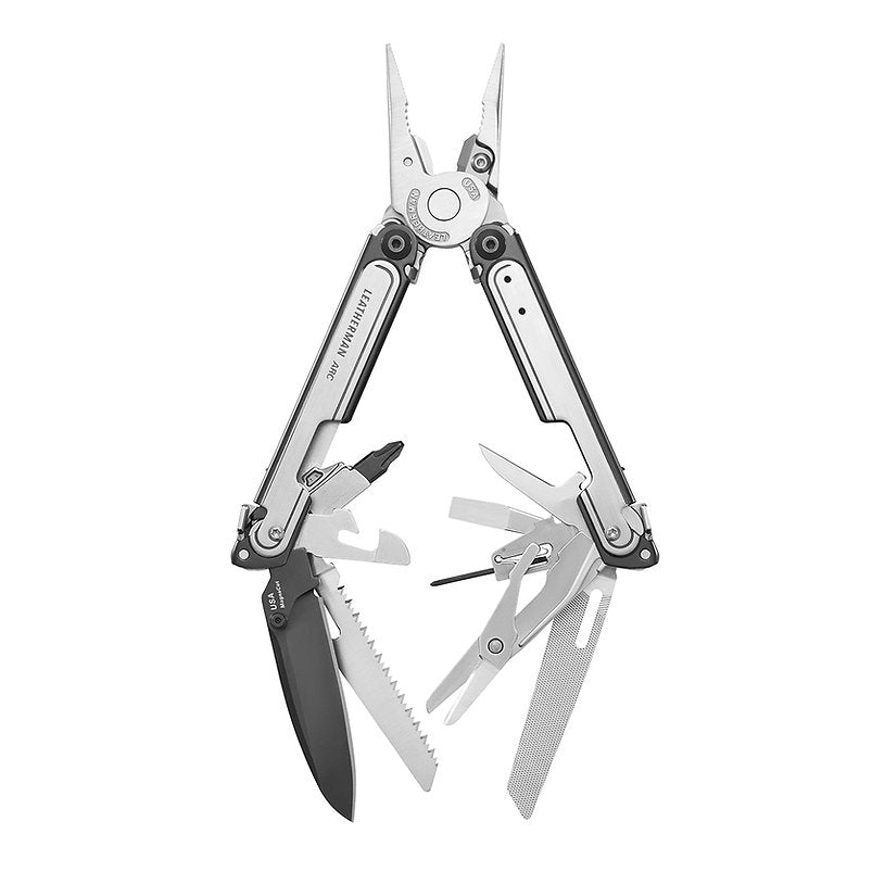 Der LEATHERMAN Leatherman ARC verfügt über eine offene Zange und mehrere aufgeklappte Werkzeuge, darunter ein MagnaCut Stahlmesser, eine Säge, eine Feile, einen Schraubendreher und einen Flaschenöffner - alles in einem schlanken Metalldesign.