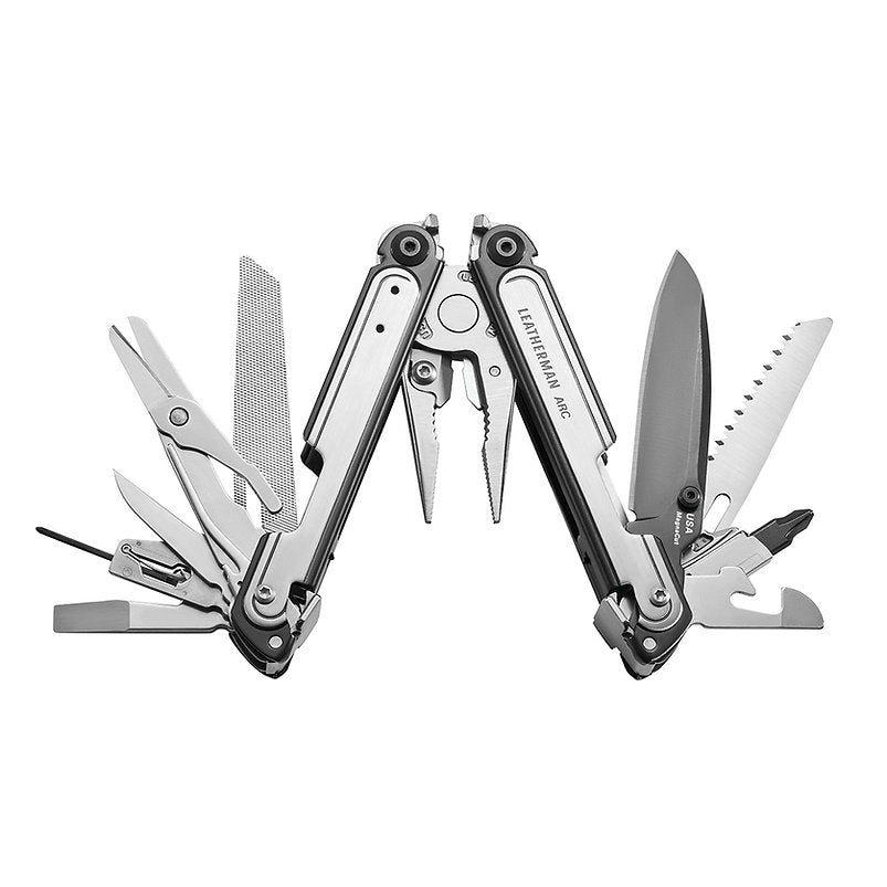 Das aufgeklappte LEATHERMAN Leatherman ARC Multi-Tool enthält eine Zange, MagnaCut-Stahlklingen, eine Schere, eine Feile, einen Schraubendreher und eine Säge - alles in schlichtem silbernen Metall mit schwarzen Akzenten.