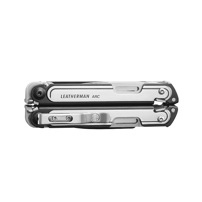 Ein gefaltetes LEATHERMAN ARC Multi-Tool wird von der Seite gezeigt. Es zeigt ein silber-schwarzes Design mit MagnaCut-Stahl und eingraviertem Markennamen und Modell auf dem Griff.