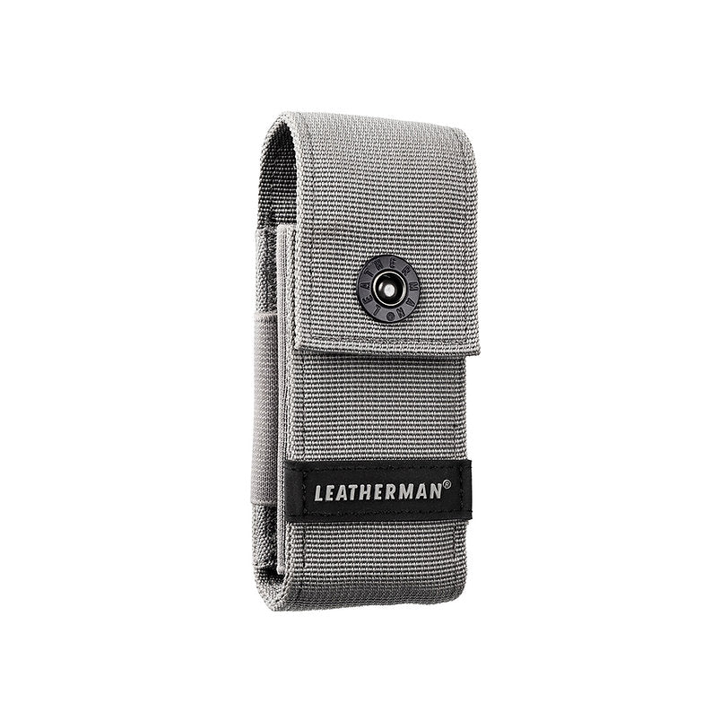 LEATHERMAN-Etui aus grauem Nylon für das Leatherman ARC-Multitool mit Druckknopfverschluss und schwarzem "LEATHERMAN"-Schriftzug auf der Vorderseite, abgebildet auf weißem Hintergrund.