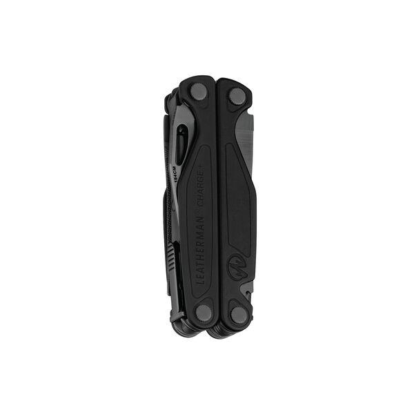 Ein geschlossenes LEATHERMAN CHARGE PLUS Multitool in Schwarz mit sichtbarem Branding und seitlichem Taschenclip ist auf weißem Hintergrund fotografiert - ein hervorragendes Premium-Survival-Werkzeug.