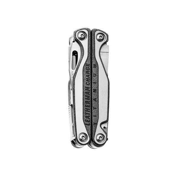 Ein geschlossenes LEATHERMAN CHARGE TTI Titanium Multitool mit silbernem Gehäuse, strukturierten schwarzen Griffen, sichtbaren Schrauben und einem Taschenclip ist auf einem weißen Hintergrund abgebildet.