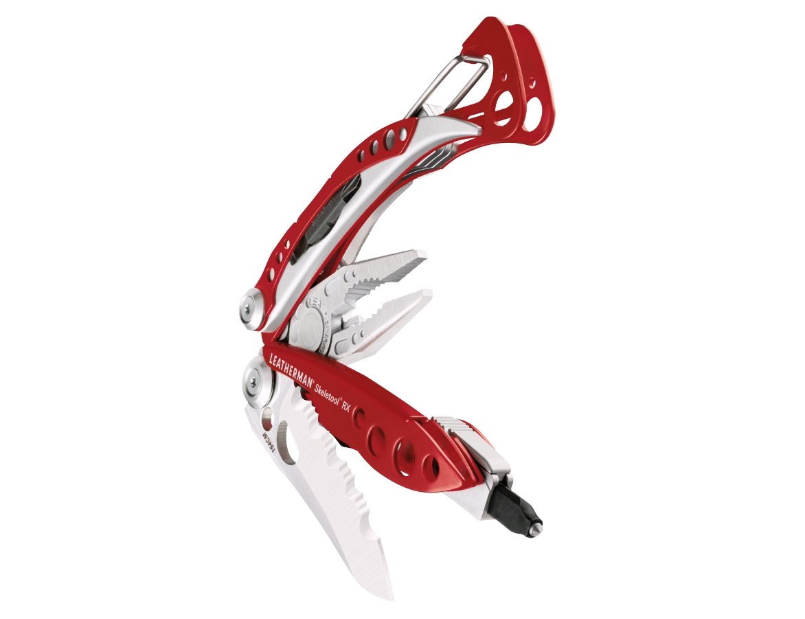 Das LEATHERMAN Skeletool RX Multitool, hier teilweise aufgeklappt in Rot und Silber, verfügt über eine Zange, eine gezahnte Klinge und mehr. Sein Griff hat Aussparungen für reduziertes Gewicht und einen modernen Look - perfekt als Rettungssanitäter Werkzeug.