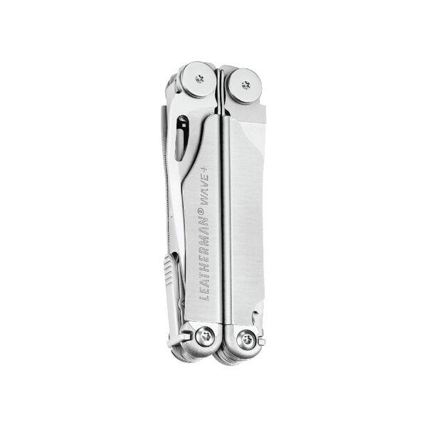 Ein geschlossenes LEATHERMAN WAVE PLUS Multitool mit sichtbaren Scharnieren, Clips und eingraviertem Branding auf dem Edelstahlgriff präsentiert sein kompaktes Design und seine robusten Drahtschneider auf einem schlichten weißen Hintergrund.