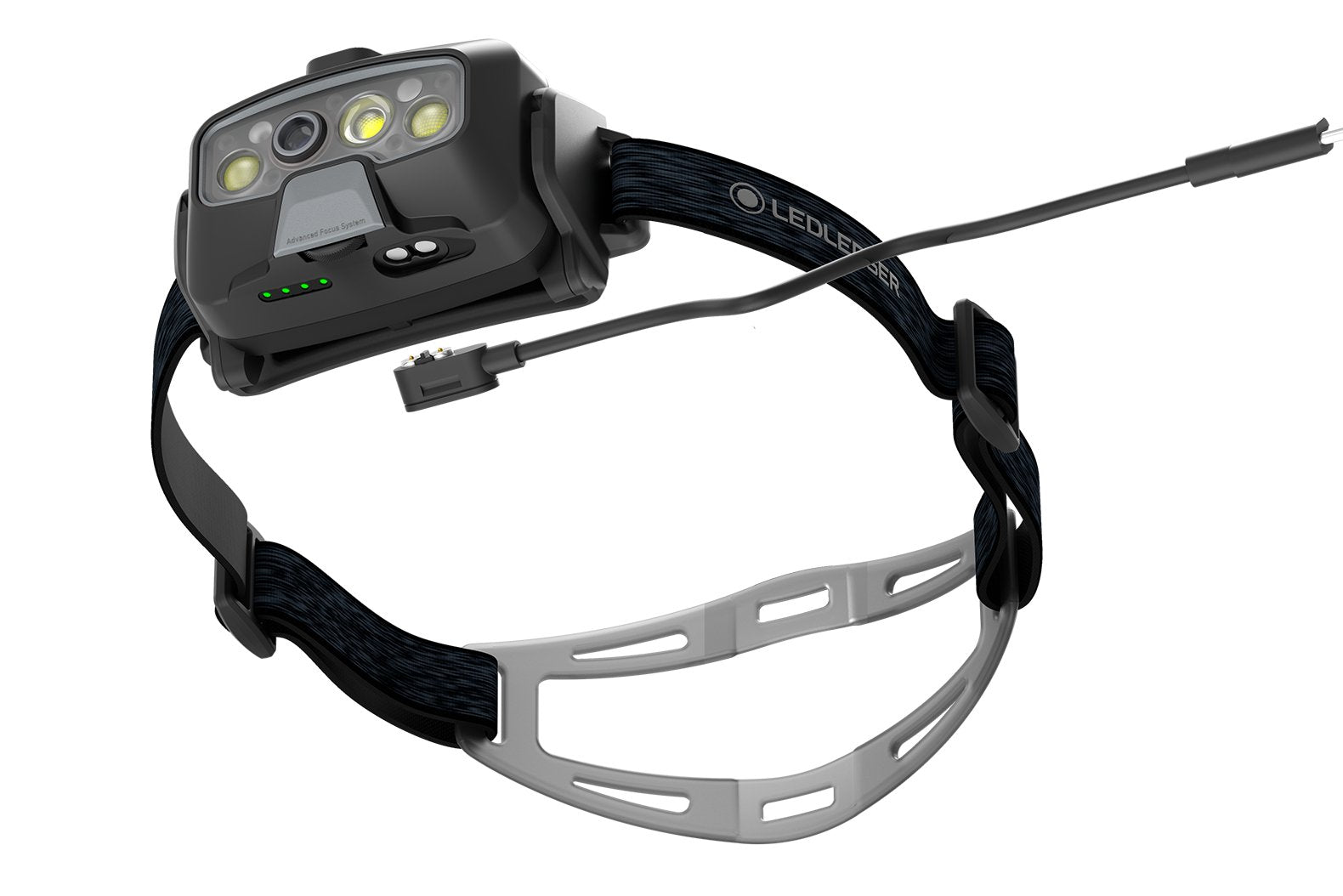Die LEDLENSER HF8R Core ist eine schwarz-graue Stirnlampe mit verstellbarem Gurt, drei Frontlichtern, Adaptive Light Beam-Technologie, Bedientasten, Batterieanzeige und einem abnehmbaren Ladekabel.