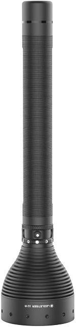 Die LEDLENSER Ledlenser Lampe X21R, eine lange schwarze LED-Taschenlampe mit geripptem Griff und breitem, geriffeltem Kopf, steht aufrecht vor einem weißen Hintergrund.