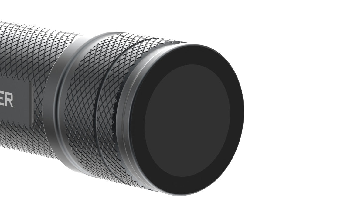 Nahaufnahme des LEDLENSER Lampensets Workers Friend lens end, die den strukturierten, gerändelten Griff und die glatte, runde, schwarze Linseneinfassung vor weißem Hintergrund zeigt.