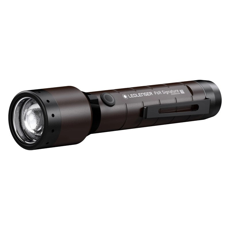 Eine schwarze LEDLENSER P6R Signature-Taschenlampe mit zylindrischem Gehäuse, seitlicher Einschalttaste, Taschenclip und magnetischem Ladesystem ist auf weißem Hintergrund abgebildet.