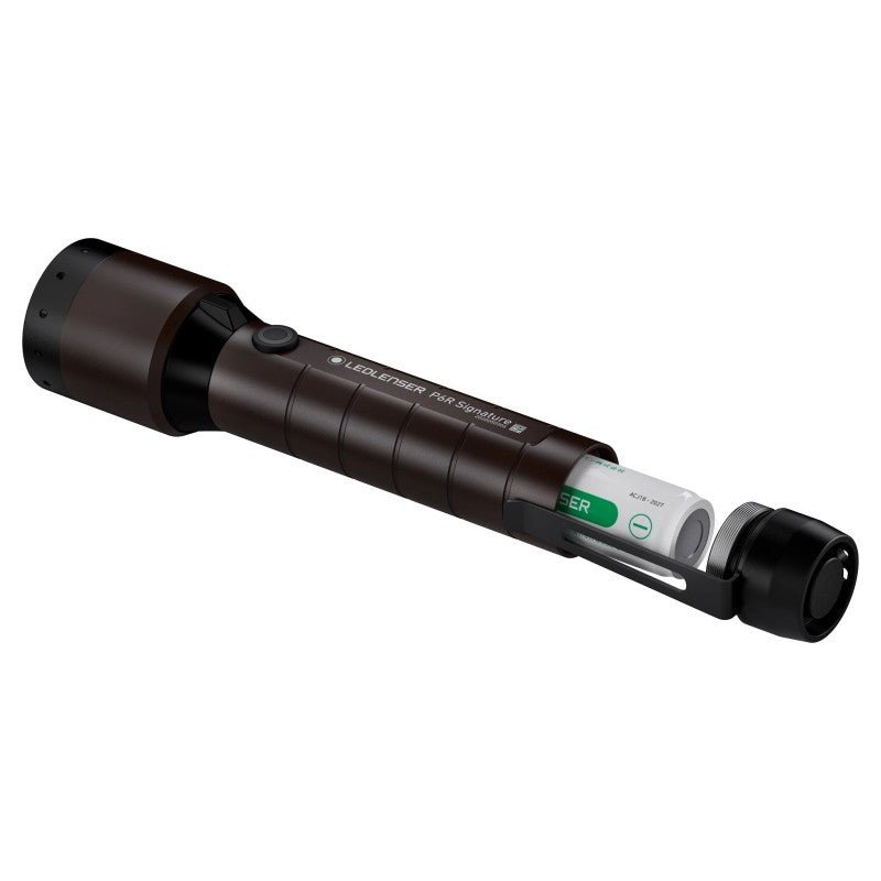 Eine schwarze LEDLENSER P6R Signature Taschenlampe mit geöffneter Rückwand, in die ein Akku teilweise eingelegt ist und das Magnetladesystem sichtbar ist, steht auf einem weißen Hintergrund.