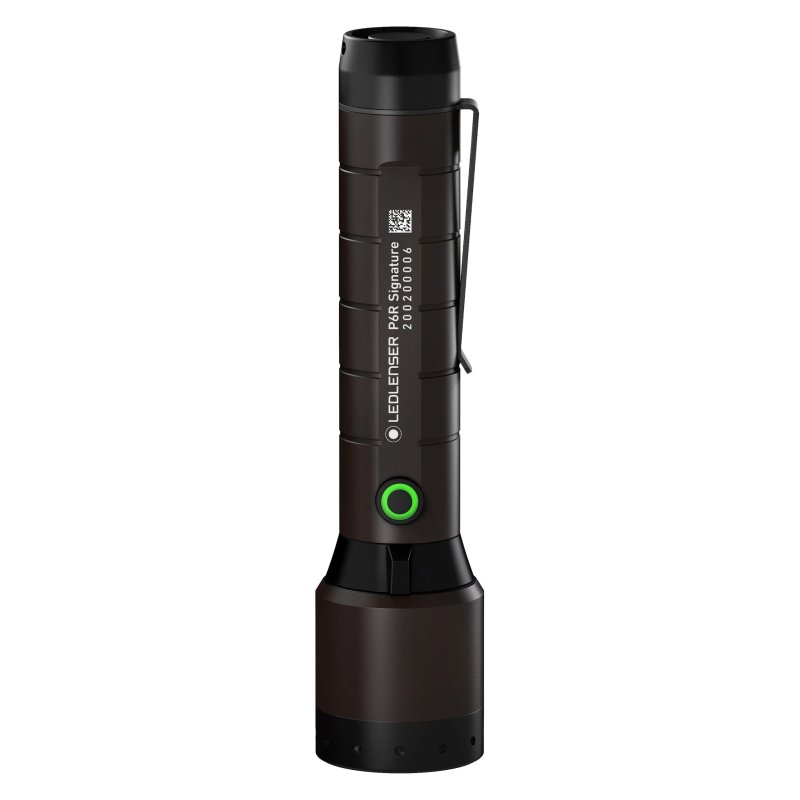 Die LEDLENSER P6R Signature ist eine schwarze Outdoor-Taschenlampe mit Clip, strukturiertem Griff, grünem Einschaltknopf an der Unterseite, sichtbarem Branding auf dem Gehäuse und einem praktischen Magnetladesystem zum Aufladen.