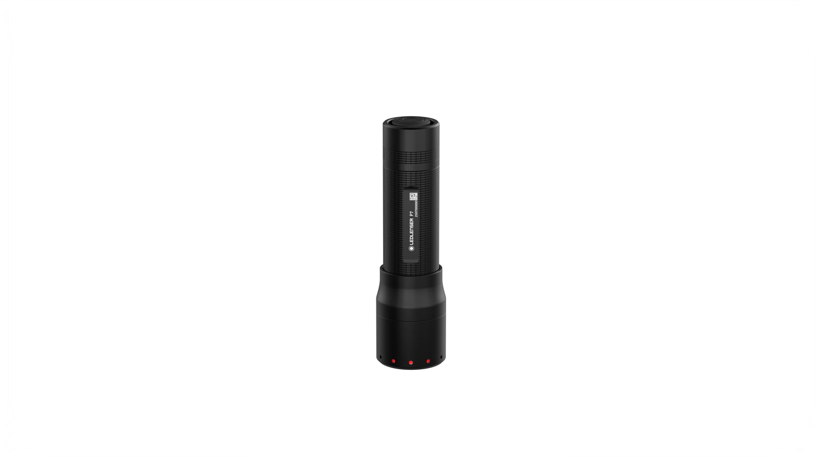 Eine schwarze, zylindrische LEDLENSER Taschenlampe P7 steht aufrecht auf einem weißen Hintergrund und zeigt einen strukturierten Griff, einen Einschaltknopf und drei kleine rote Kontrollleuchten in der Nähe des Bodens.