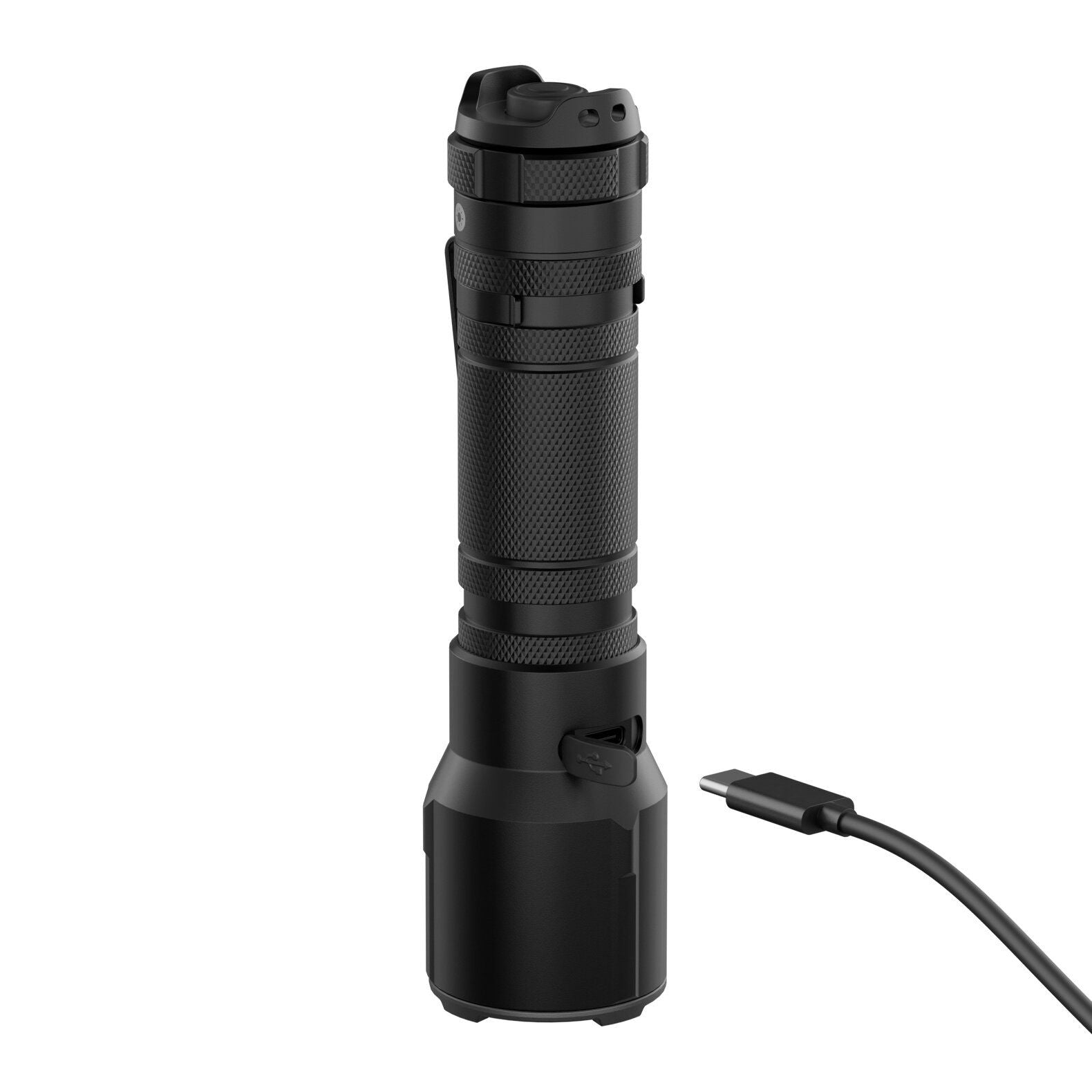 Eine schwarze, handgehaltene LEDLENSER Taschenlampe TT3R mit strukturiertem Griff steht aufrecht. An der Seite befindet sich ein USB-C-Kabel, mit dem die 1900 Lumen starke Taschenlampe aufgeladen werden kann.