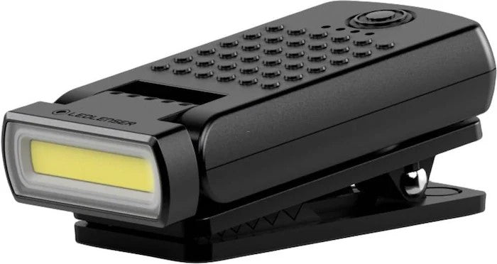 Die wiederaufladbare LED-Arbeitsleuchte Ledlenser W1R Work ist kompakt, rechteckig und schwarz mit strukturierter Oberfläche, Clip an der Unterseite und LEDLENSER-Logo vorne neben dem Lichtpanel - ideal zum Befestigen an Flächen.