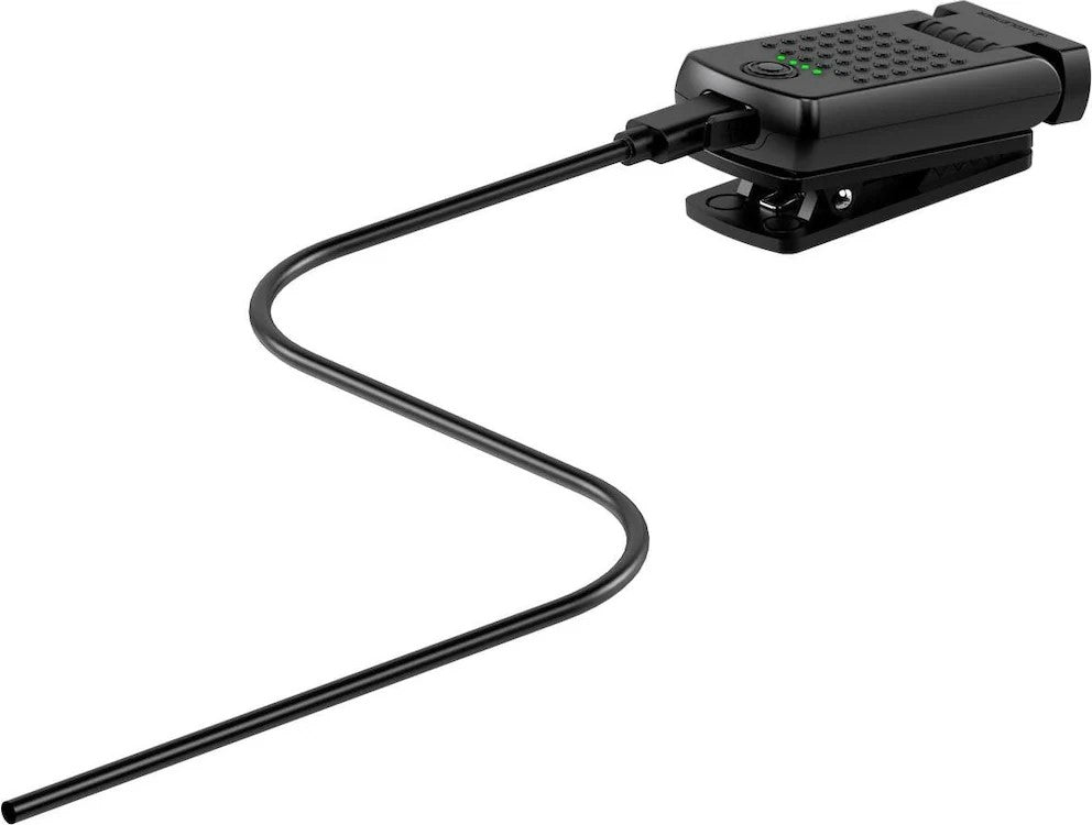 Das LEDLENSER Ledlenser W1R Work ist ein schwarzes Ansteckmikrofon mit langem, flexiblem Schwanenhalsarm, befestigtem Kabel, Einschaltknopf, Kontrollleuchten auf dem Hauptteil und wiederaufladbar für Komfort.