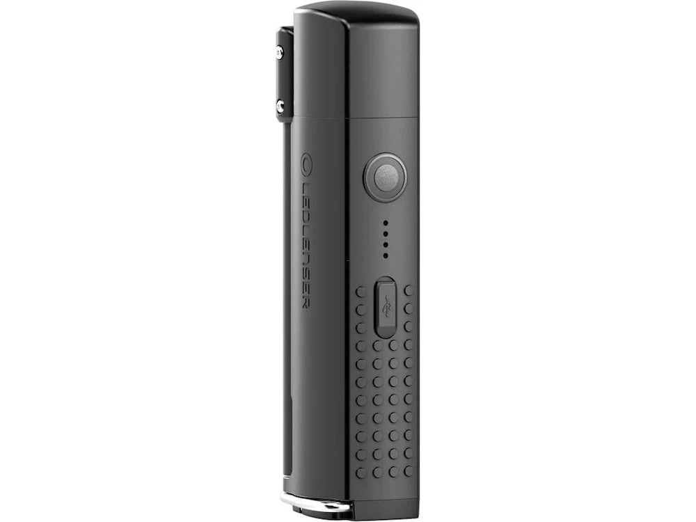 Die LEDLENSER W7R Work ist eine kompakte, schwarze, rechteckige LED-Taschenlampe mit einem strukturierten Griff, einem runden Einschaltknopf, vier Kontrollleuchten und einem USB-Ladeanschluss. Sie verfügt über UV-Licht und den LEDLENSER Markennamen an der Seite.