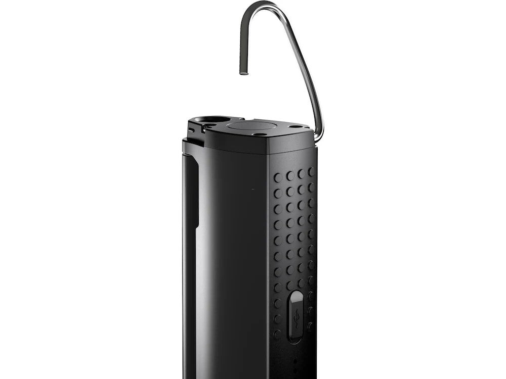Eine Nahaufnahme eines schwarzen elektrischen Wasserspenders mit silbernem Auslauf, strukturiertem Griff und seitlichem Einschaltknopf. Das robuste Design ist vom LEDLENSER Ledlenser W7R Work inspiriert.