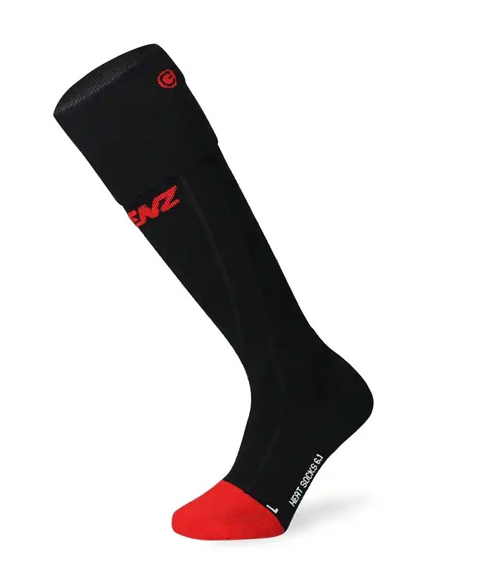 Ein einzelner schwarzer LENZ Lenz Heizsocken 6.1 Toe Cap Merino Compression Kniestrumpf mit roter Spitze und rotem Schriftzug am Knöchel und Bündchen, abgebildet auf weißem Hintergrund.